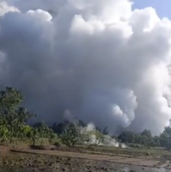На вулкане Суо в Индонезии произошло три мощных фреатических извержения, в результате которых в воздух поднялись тонны камней и грязи.