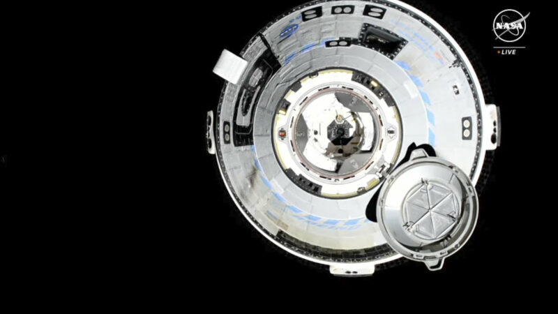 Капсула астронавта Boeing прибыла на космическую станцию ​​из-за неисправности двигателя
