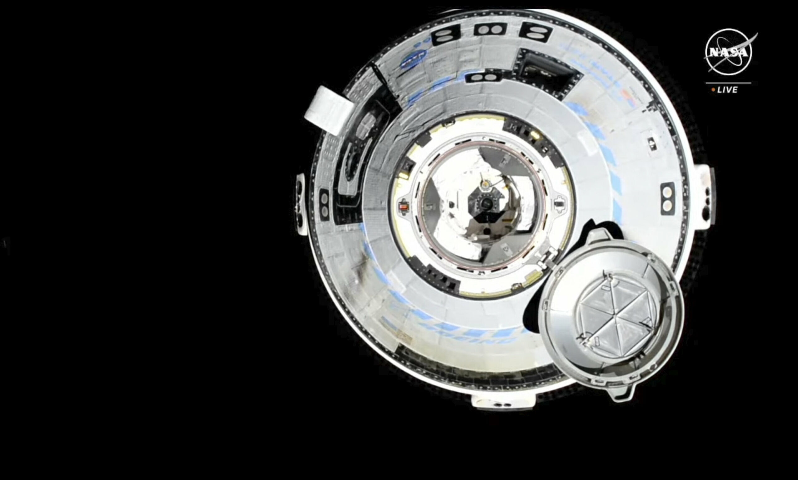 Капсула астронавта Boeing прибыла на космическую станцию ​​из-за неисправности двигателя