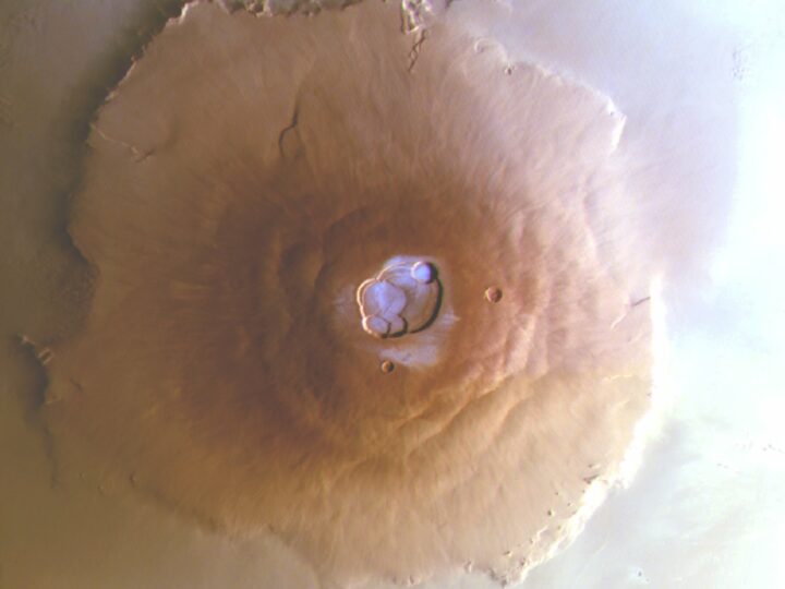 Первое обнаружение инея на самых высоких вулканах Солнечной системы на Марсе