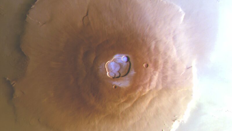Первое обнаружение инея на самых высоких вулканах Солнечной системы на Марсе