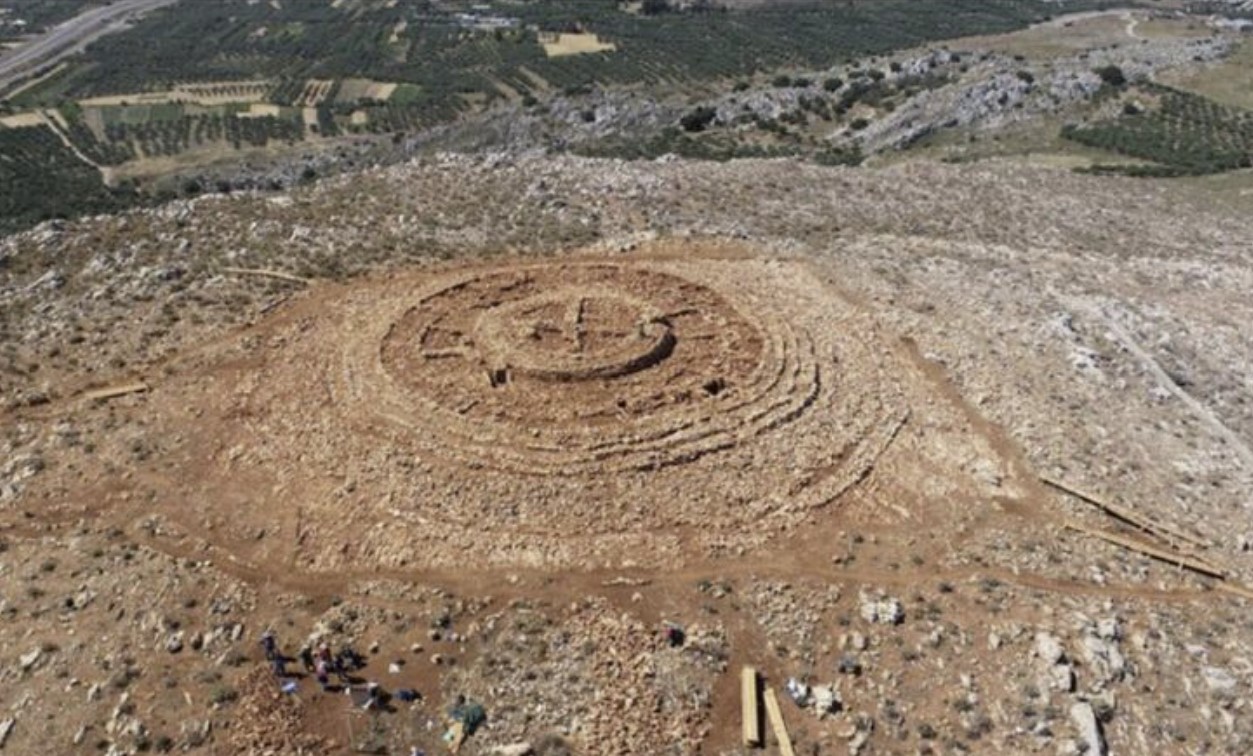 Загадочное 4000-летнее каменное здание круглой формы обнаружено на вершине критского холма