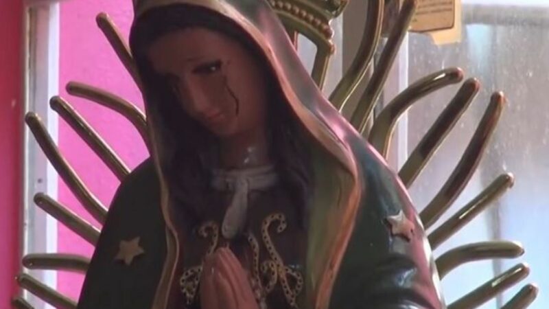 Статуя Девы Марии в Мексике плачет кровавыми слезами