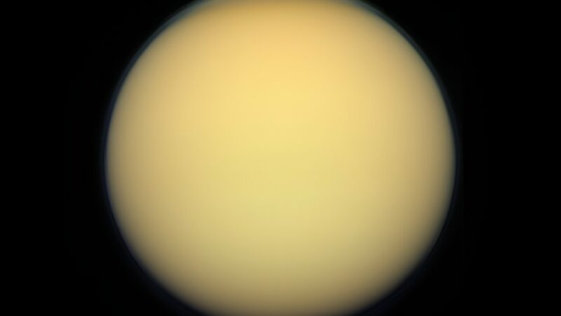 Исследователи обнаружили, что волновая активность на Титане может быть достаточно сильной, чтобы разрушить береговые линии озер и морей.