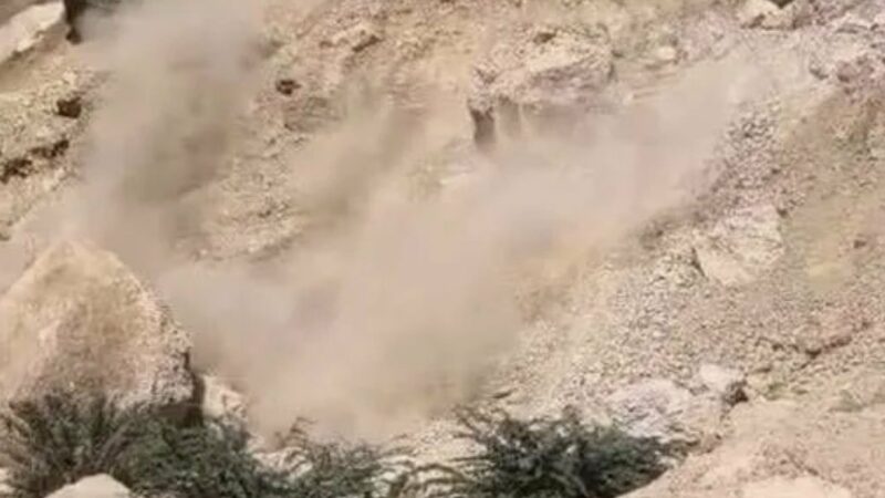Подземная река вышла на поверхность, вызвав обрушение горы в пустынной долине Вади-Даван в Йемене.