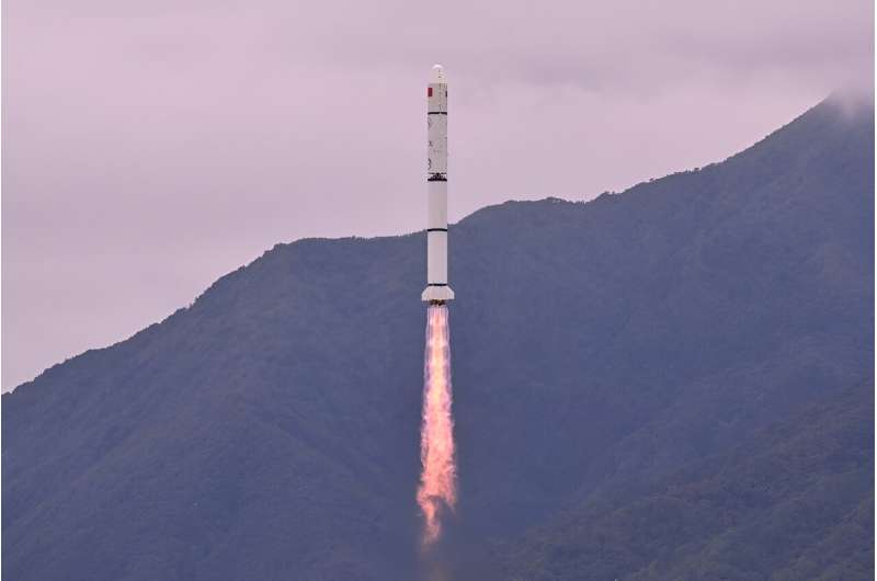Ракета Long March 2-C со спутником, разработанным совместно Китаем и Францией для измерения гамма-всплесков, стартовала с космической базы в Сичане на юго-западе Китая.