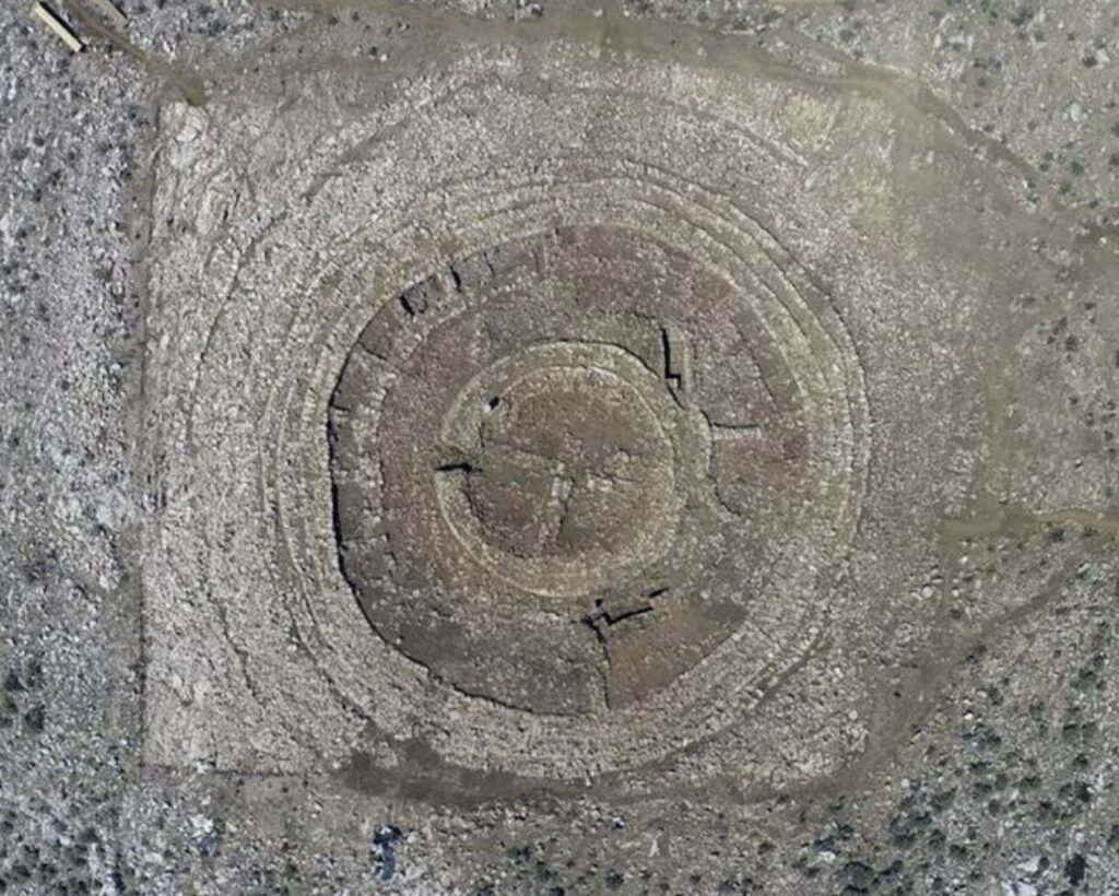 Таинственное 4000-летнее каменное здание круглой формы обнаружено сверху на вершине критского холма