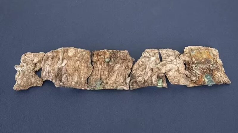 Найдена 1500-летняя шкатулка с изображением Моисея, получающего 10 заповедей