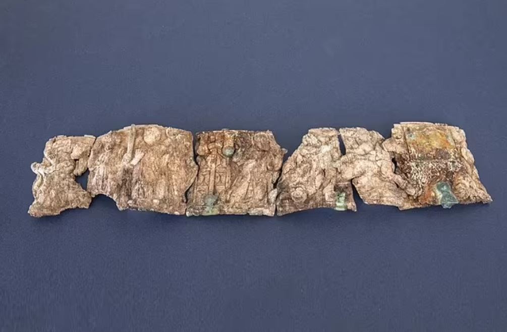 Найдена 1500-летняя шкатулка с изображением Моисея, получающего 10 заповедей