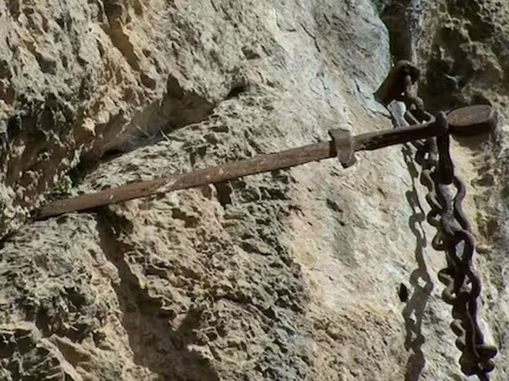 Легендарный меч «Экскалибур», пролежавший в скале 1300 лет, таинственно исчез