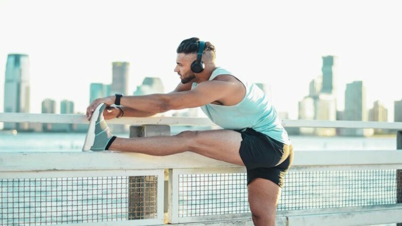 Работа над подвижностью как часть фитнес-программы улучшает спортивные результаты и общее состояние здоровья: Попробуйте эти 5 упражнений