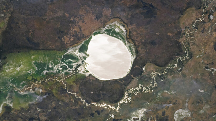 Озеро Иро: Серебряное зеркало Сахары и загадка древнего метеорита