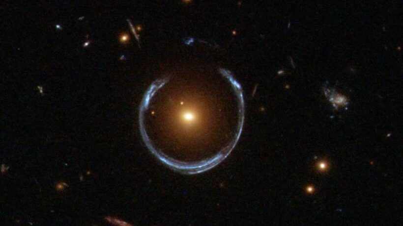 Космическая Подкова и черная дыра-колосс: Как гравитационное линзирование раскрывает тайны Вселенной