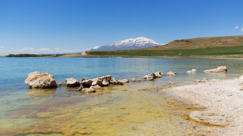 Тайна молочных вихрей: что скрывает крупнейшее содовое озеро Земли?
