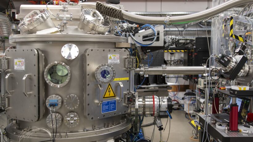 Уникальная находка: ученые создали новый вид льда, твердый при комнатной температуре