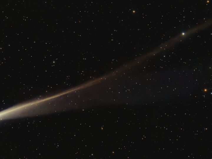 Загадка Кометы: Золотая Лента на Небе