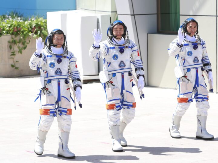 Восхождение и Возвращение: Эпопея Космонавтов Китая