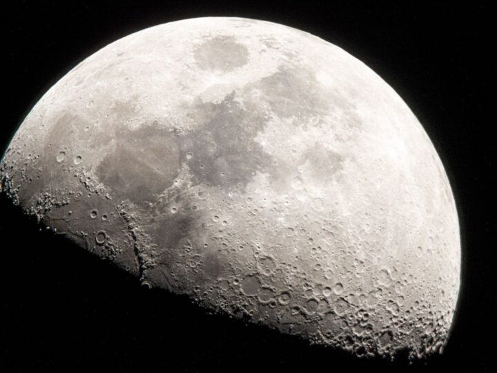 Загадка асимметричного облака пыли над Луной