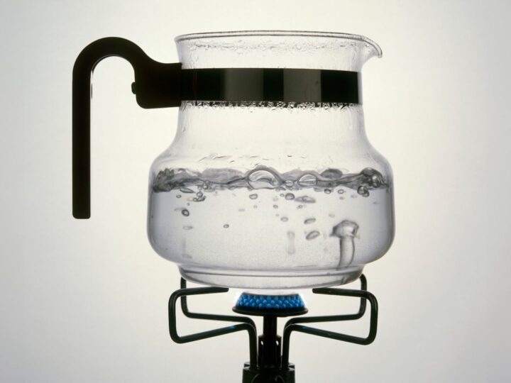 Загадка закипания воды: Почему микроволновая печь ведет себя иначе?