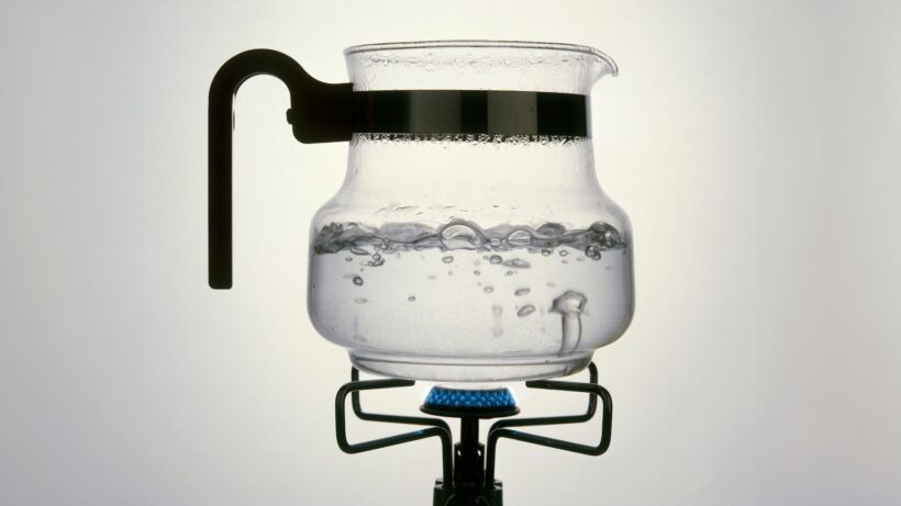 Загадка закипания воды: Почему микроволновая печь ведет себя иначе?