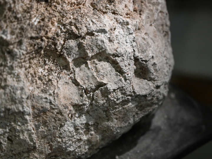 Прикосновение сквозь века: отпечатки пальцев на гипсовых саванах раскрывают ритуалы римской Британии