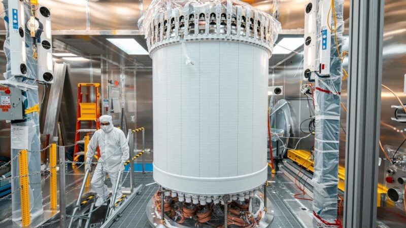 Рекордный подземный эксперимент сузил поиски темной материи, но загадка остается