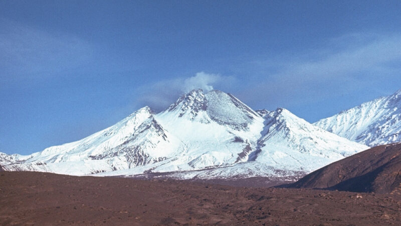 Возрождение гиганта: как Безымянный вулкан на Камчатке растёт после катастрофы