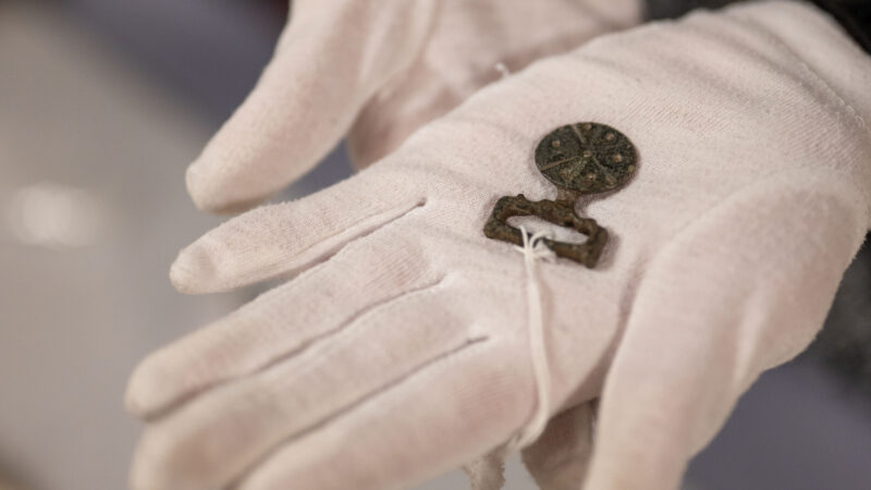 Загадочное пожертвование: как находка из комиссионного магазина стала учебным пособием для археологов