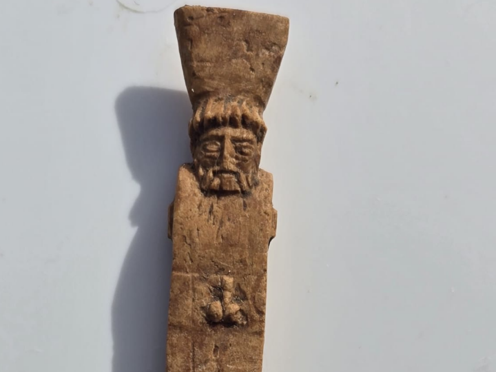 Уникальный античный стилус с изображением Диониса обнаружен на Сицилии