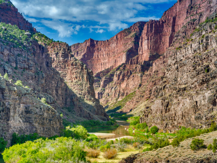 Капля, изменившая реку: как тектонические процессы заставили реку течь через горы
