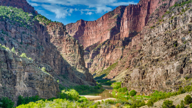 Капля, изменившая реку: как тектонические процессы заставили реку течь через горы