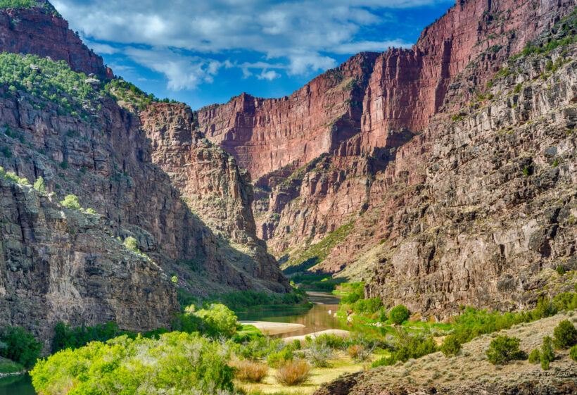 Капля, изменившая реку: как тектонические процессы заставили реку течь через горы