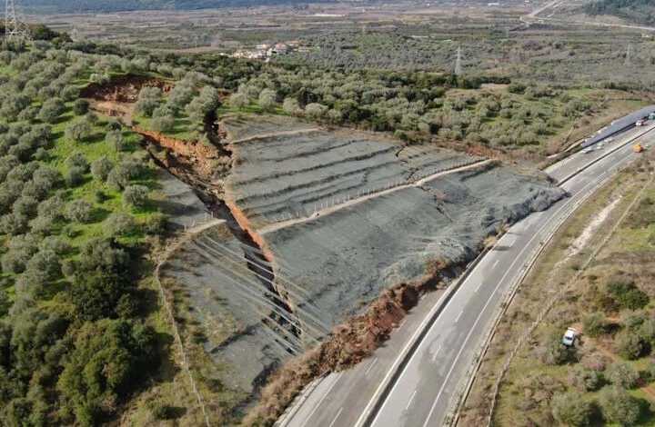 Загадочный оползень в Греции: Скальный массив сошел целиком, словно по чертежу