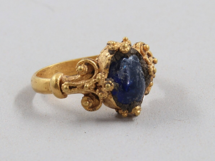 Средневековое сокровище: археолог пережила «внетелесный опыт», обнаружив золотое кольцо с сапфиром