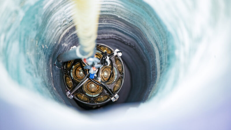 Ледяной телескоп прокачали: детектор «призрачных частиц» на Южном полюсе готов к новым открытиям