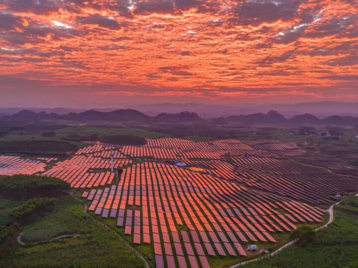 Пик пройден? Выбросы CO₂ в Китае вошли в двухлетнюю «плоскую фазу» и готовятся к снижению