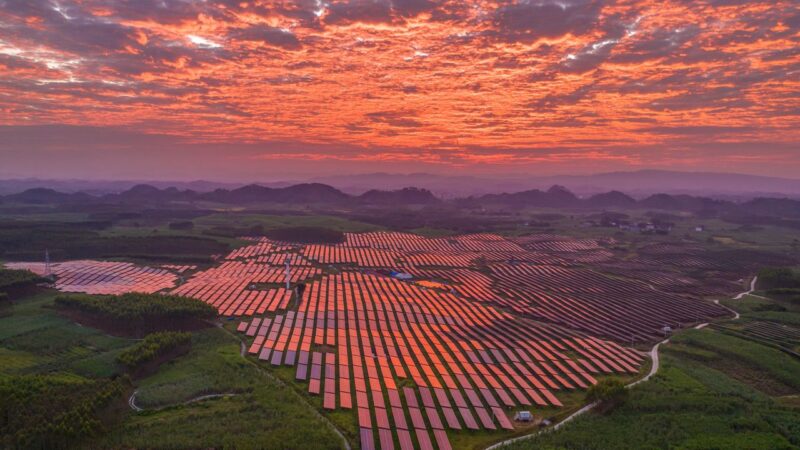 Пик пройден? Выбросы CO₂ в Китае вошли в двухлетнюю «плоскую фазу» и готовятся к снижению