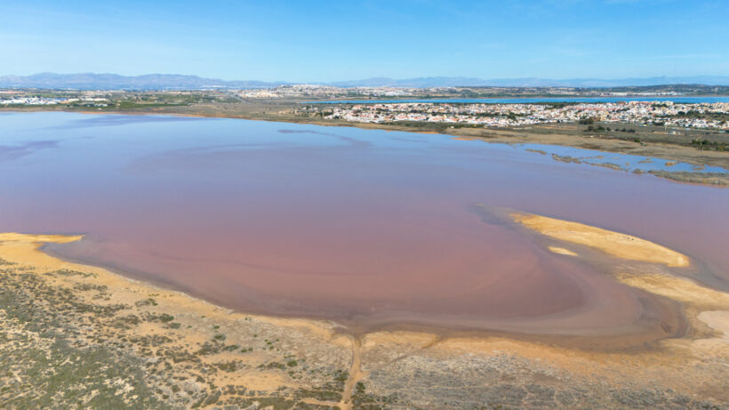 Сердце из соли: космонавт запечатлел уникальное розовое озеро в Аргентине