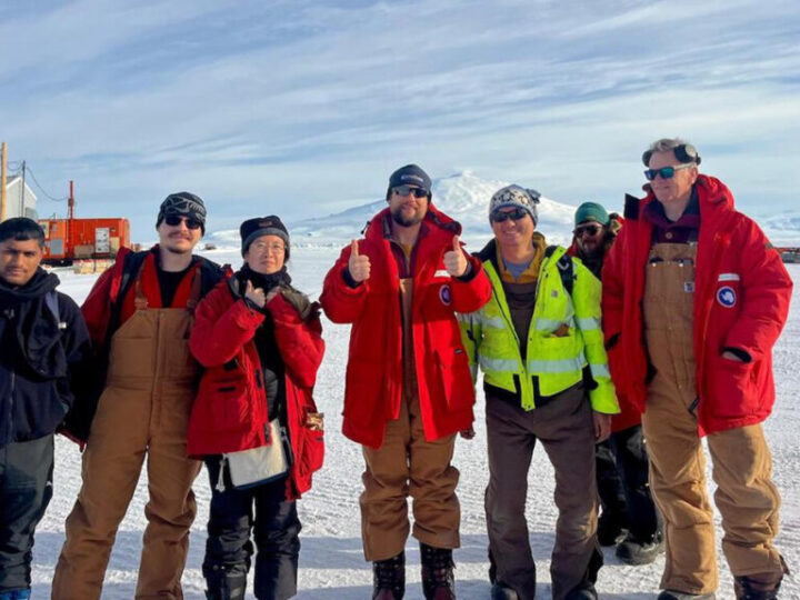 На краю Земли и льда: как уникальные сейсмометры погрузили в ледяные глубины Южного полюса
