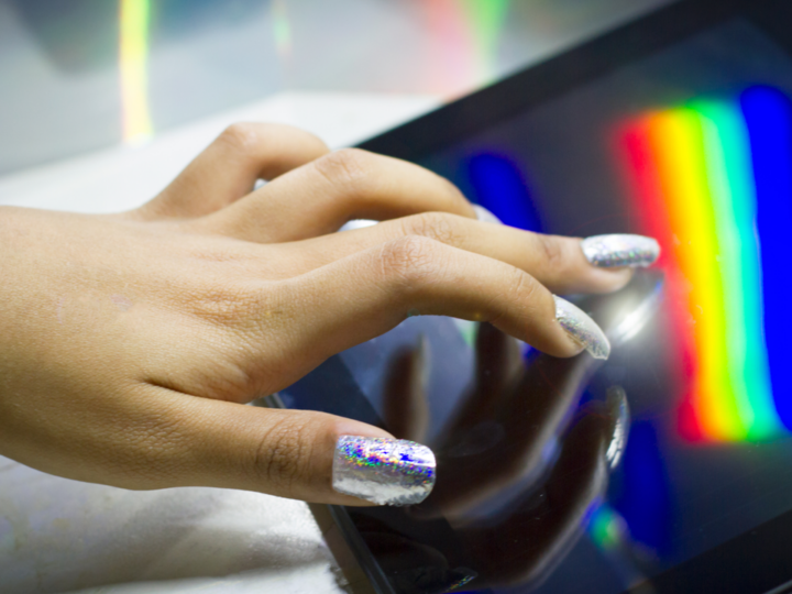 Лак с характером: студентка создала покрытие для ногтей, которое работает как стилус