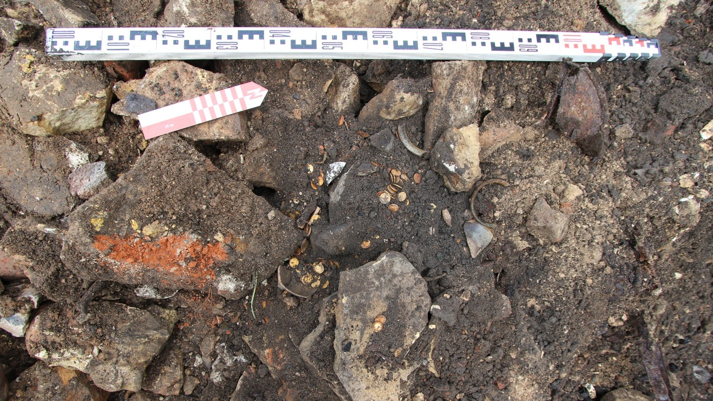 Золото последнего императора: клад царских червонцев нашли под полом в Торжке