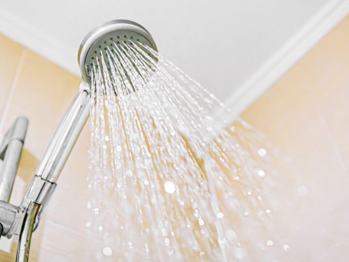 Редкая аллергия на воду: как живет девушка, у которой вода вызывает крапивницу