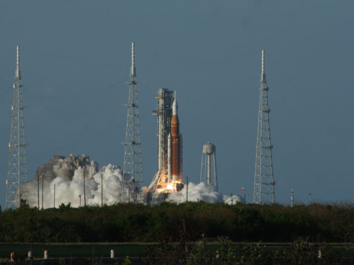 Я видел, как люди возвращаются на Луну. Это было похоже на возвращение в детство» — репортаж очевидца с запуска Artemis II