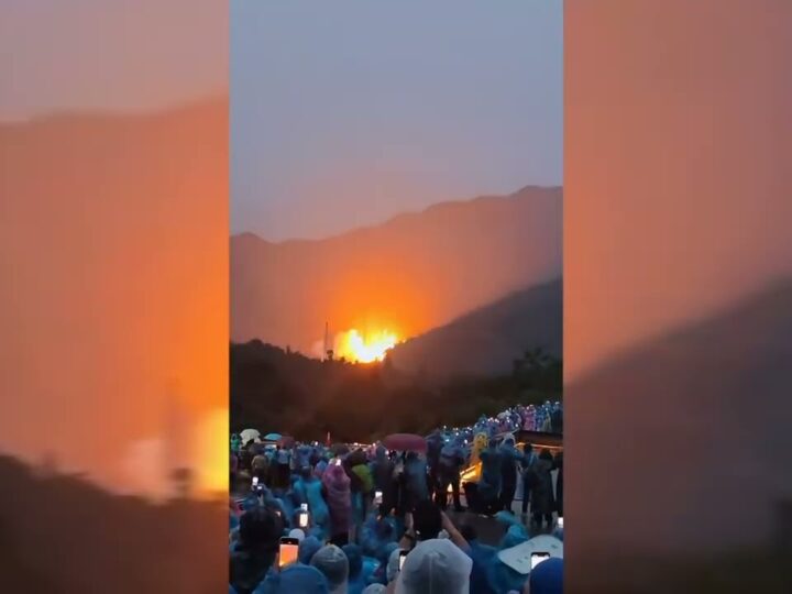 Молния ударила в китайскую ракету на глазах у сотен зрителей, но она долетела до космоса