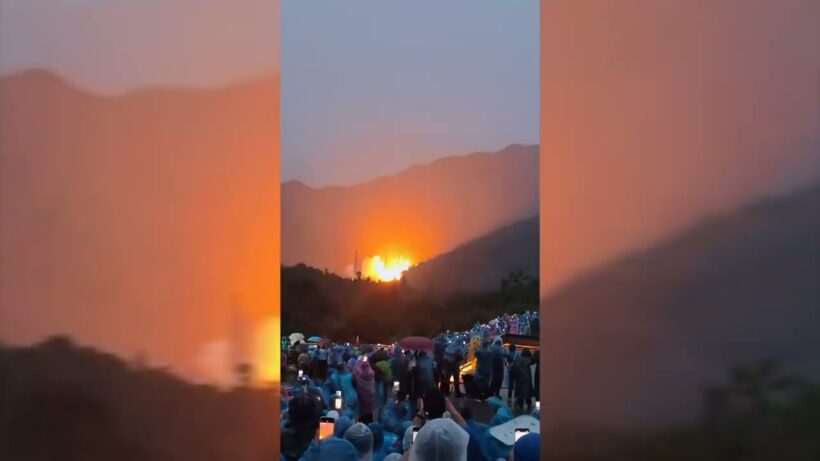 Молния ударила в китайскую ракету на глазах у сотен зрителей, но она долетела до космоса