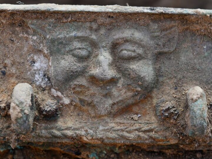 В Испании нашли 2400-летнюю бронзовую колесницу богов с лицом Медузы и бога-быка