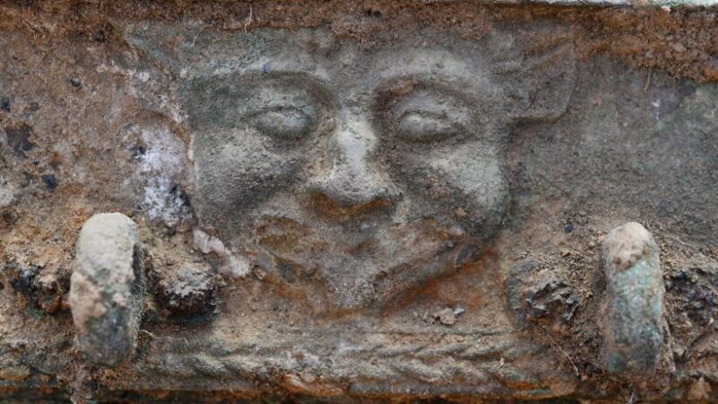 В Испании нашли 2400-летнюю бронзовую колесницу богов с лицом Медузы и бога-быка