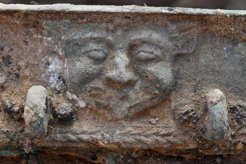 В Испании нашли 2400-летнюю бронзовую колесницу богов с лицом Медузы и бога-быка