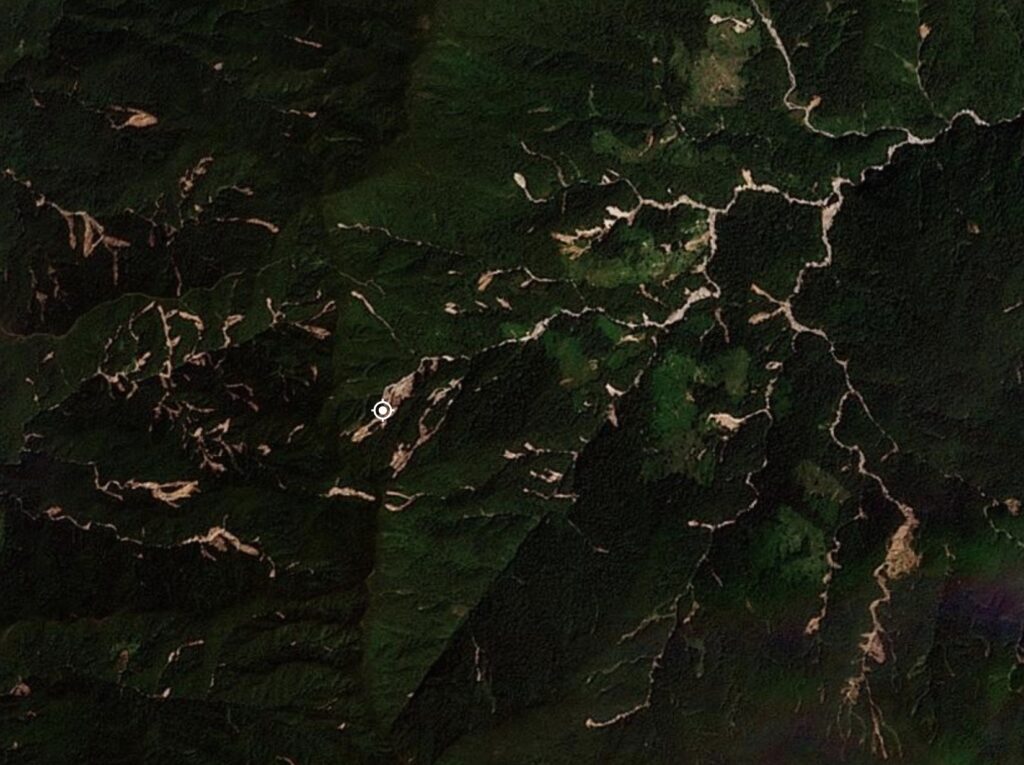 Изображение Planet Labs с места оползня Канцама в Эквадоре, наложенное на Google Earth, демонстрирует многочисленные неглубокие обрушения в месте оползня, которые спровоцировали катастрофический селевой поток. Авторские права на изображение принадлежат Planet Labs, используется с разрешения, получено 5 июля 2026 года.