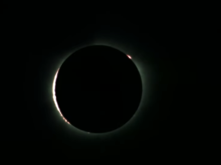 Кольцо Бейли, протуберанец и тёмная корона: NASA показало первые снимки полного солнечного затмения
